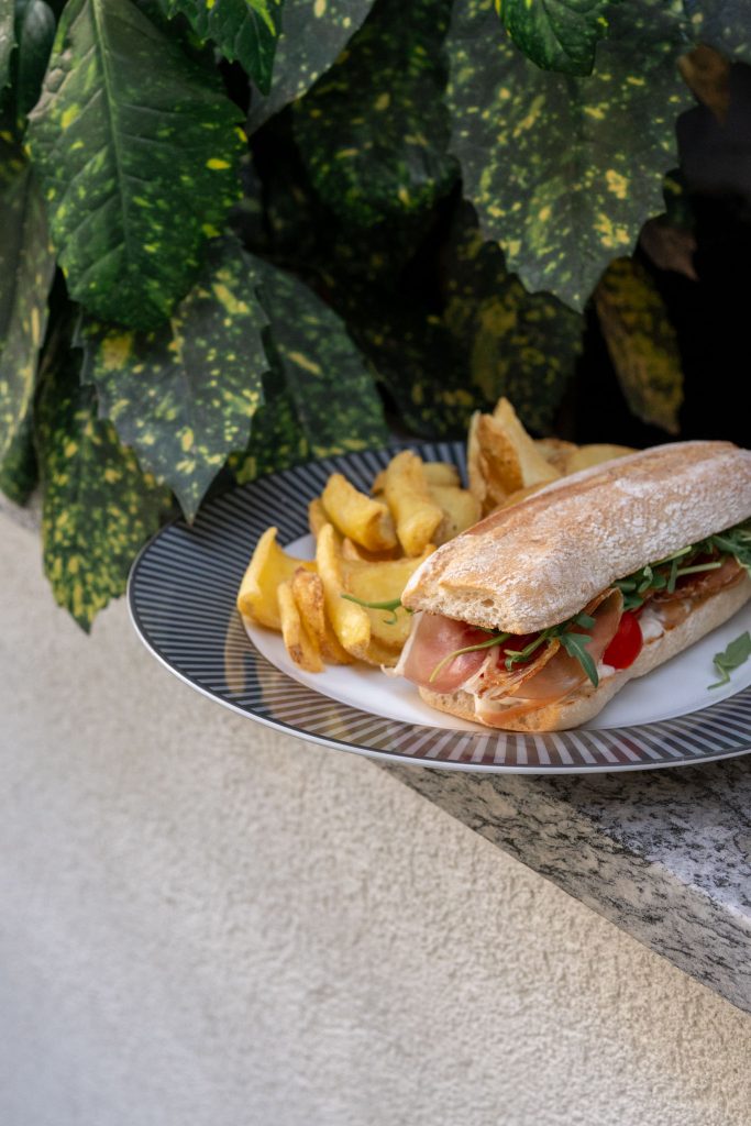 L’Italiano: prosciutto crudo, pomodoro, rucola e mozzarella di bufala