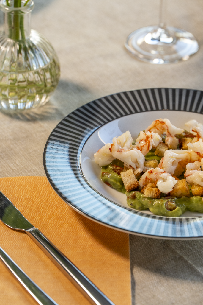 Gambero, guacamole e crostini di pane