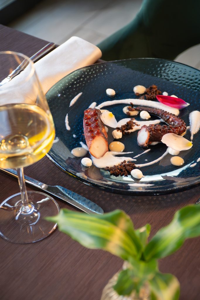 Piovra, fonduta di pecorino, gel di fichi e olive